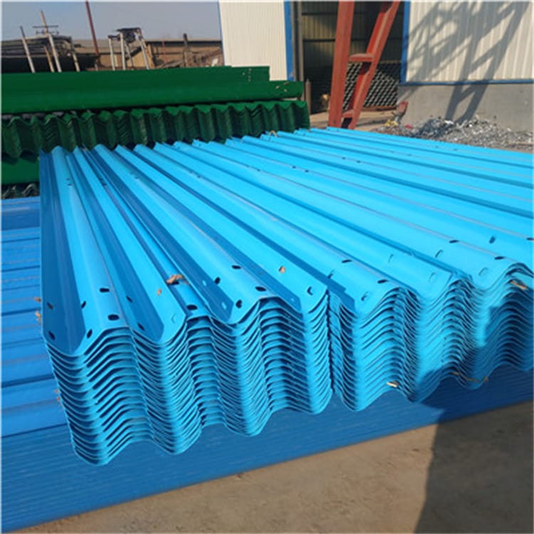 高速波形护栏板的主要作用就是可以强力阻止事故严重